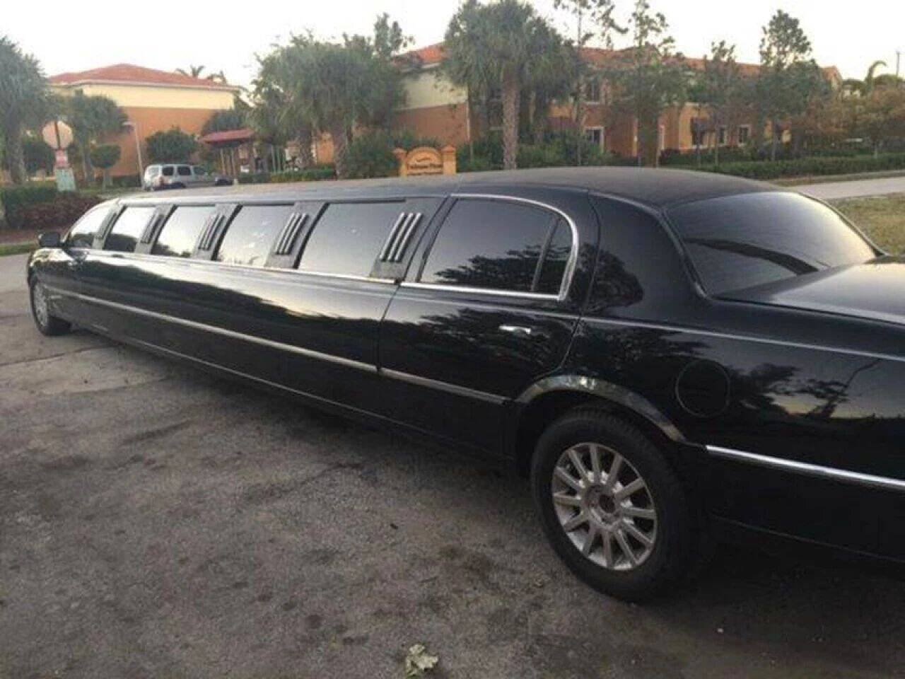 Used 2006 Lincoln Town Car Signature RWD image 3