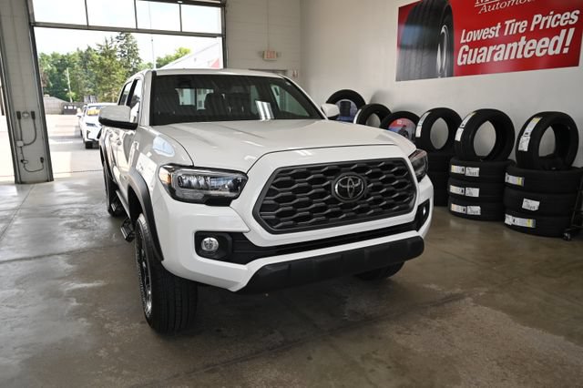 Used 2023 Toyota Tacoma TRD Off-Road AWD/4WD image 3
