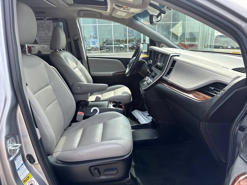 Used 2017 Toyota Sienna Limited AWD/4WD image 30