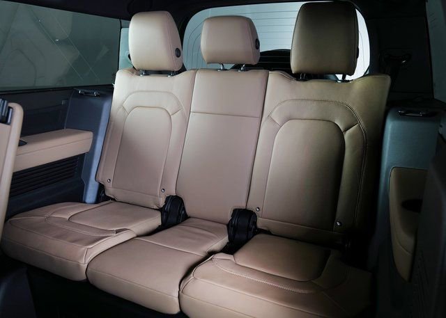 New 2026 Land Rover Defender 130 X-Dynamic SE image 23