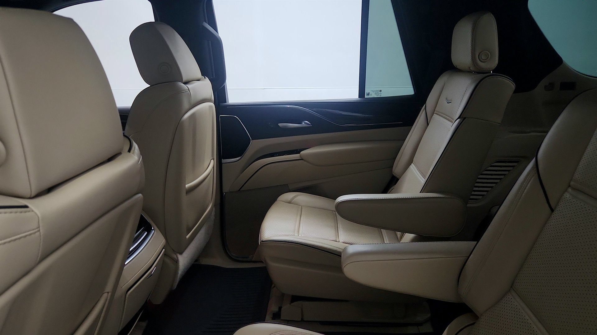 Used 2023 Cadillac Escalade Premium Luxury w/ Performance Package AWD/4WD image 24