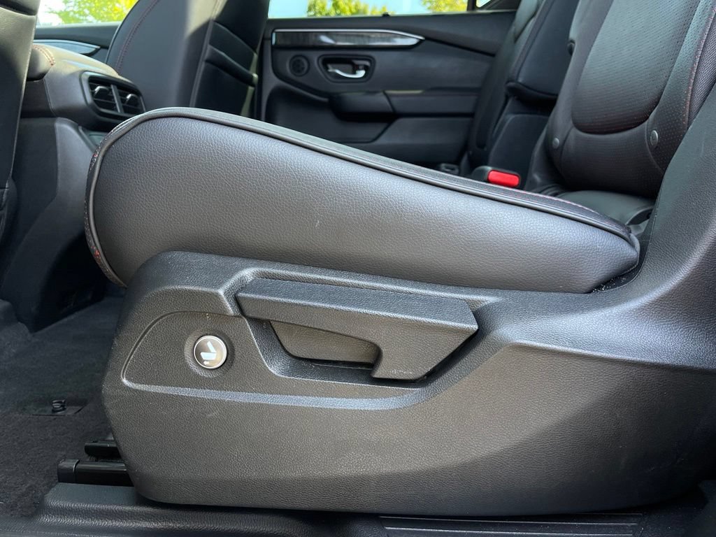 Certified 2025 Honda Pilot Black Edition image 40