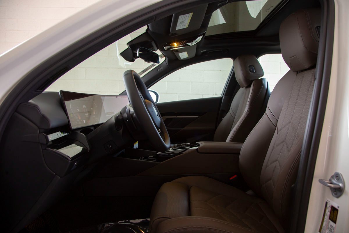 Used 2025 BMW 530i xDrive 530i xDrive w/ Premium Package image 16