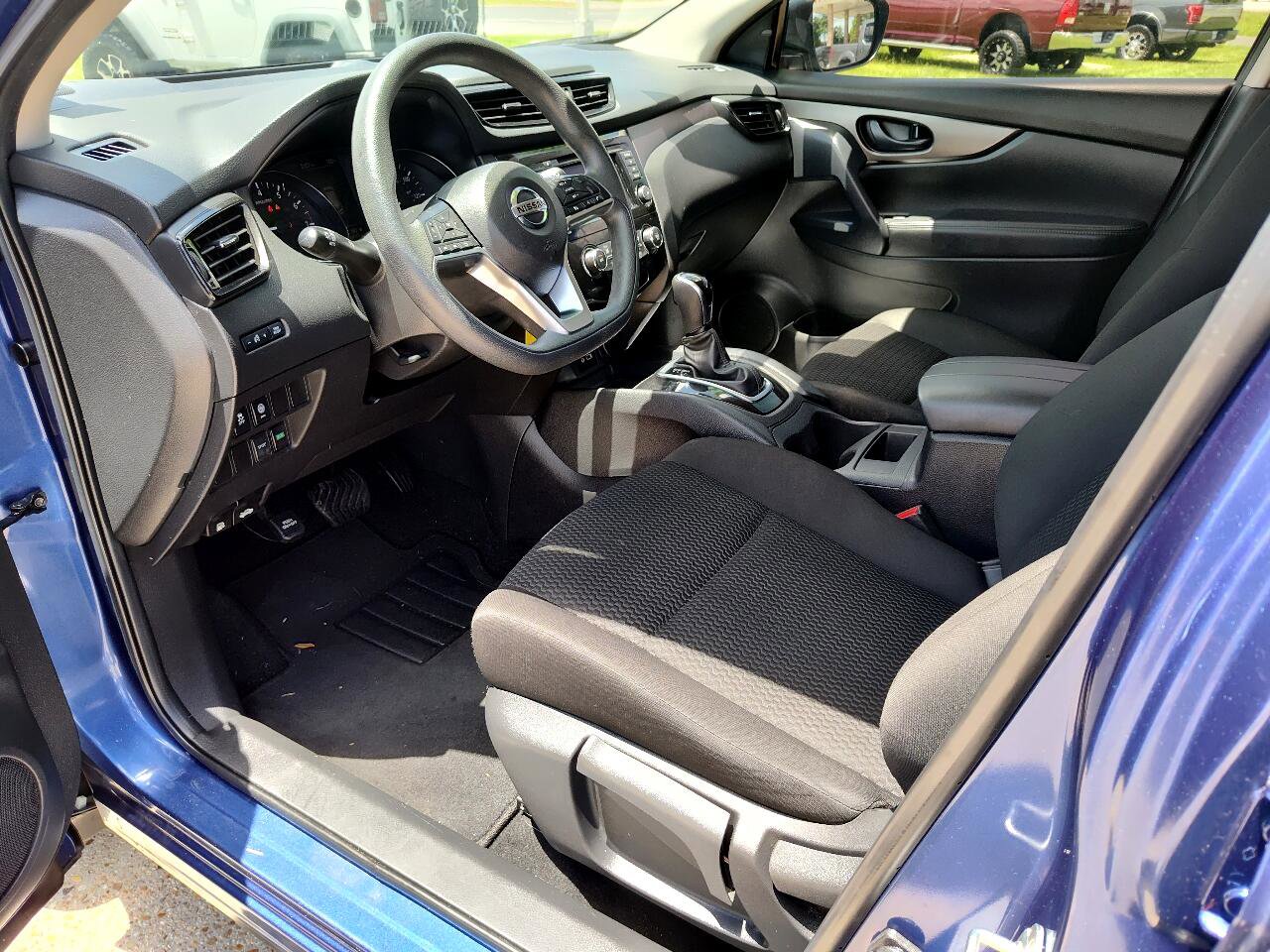 Used 2022 Nissan Rogue Sport S image 2