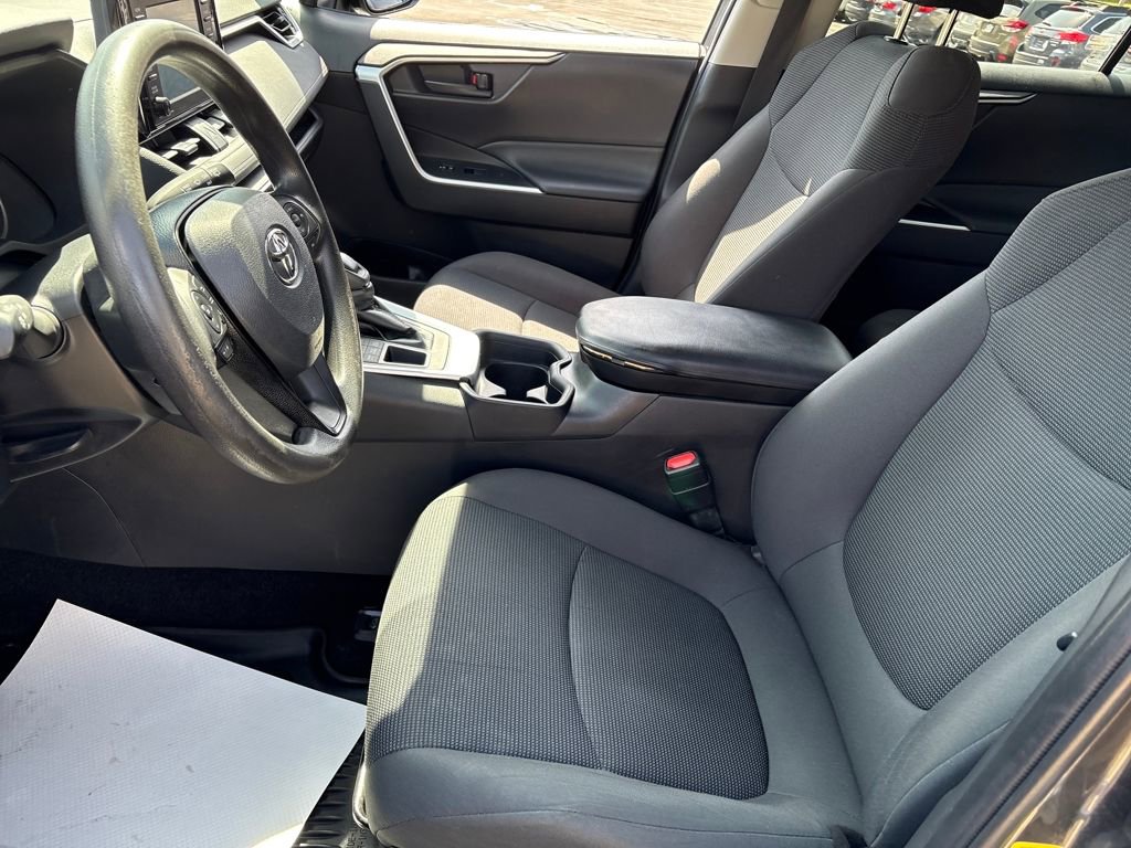 Used 2021 Toyota RAV4 LE AWD/4WD image 9