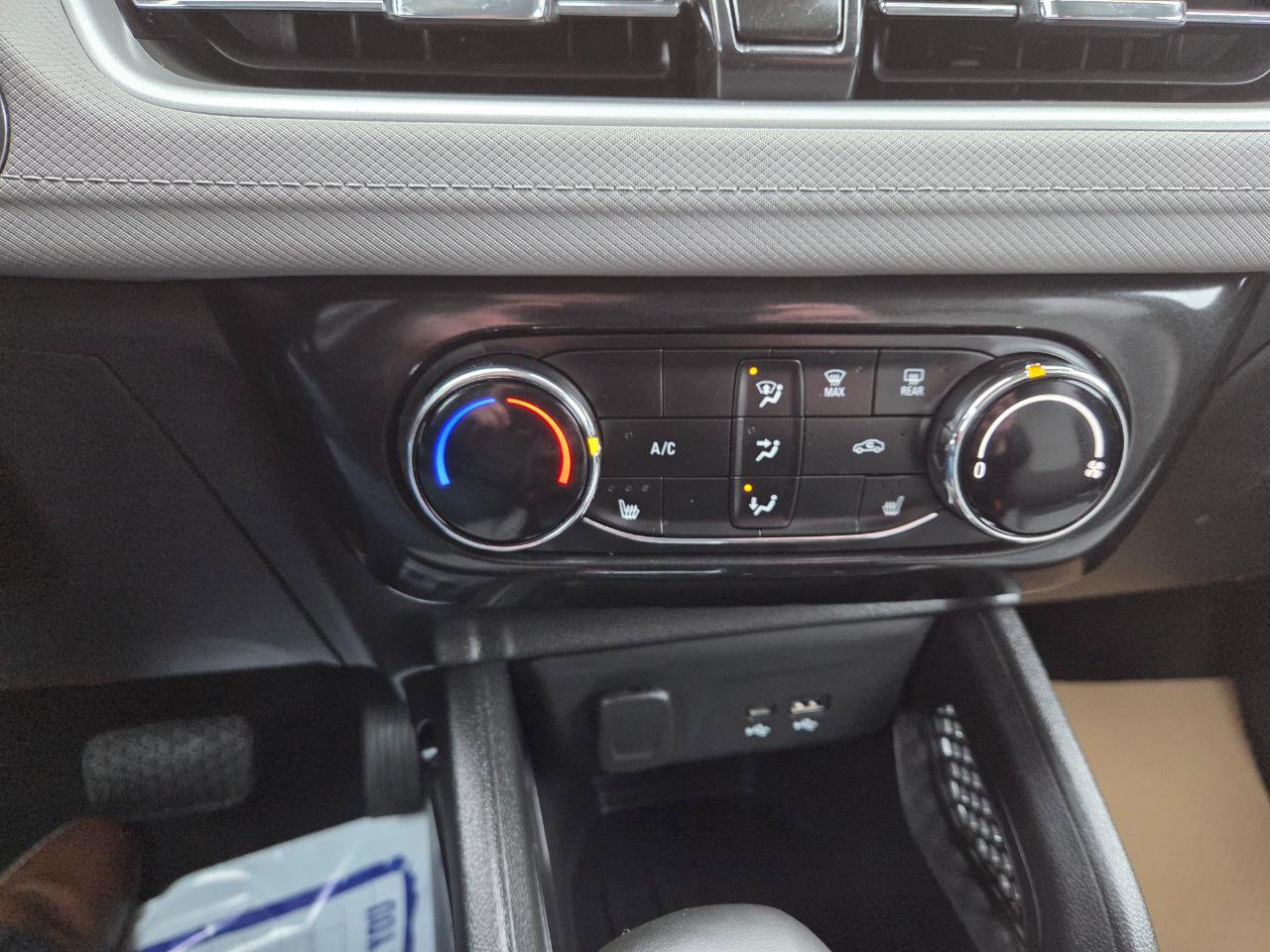 Used 2025 Chevrolet TrailBlazer LT w/ LT Cold Weather Package FWD image 31