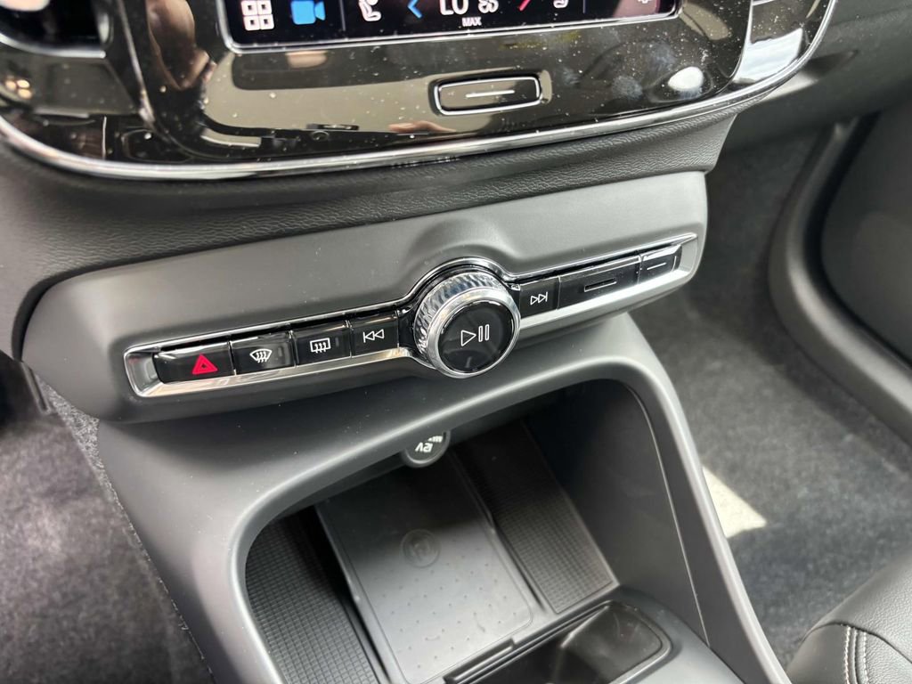 New 2025 Volvo XC40 B5 Core w/ Protection Package Premier image 21