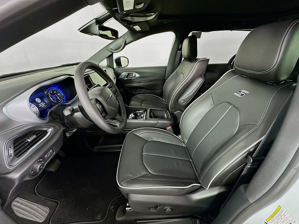 New 2026 Chrysler Pacifica Limited w/ Uconnect Theater Family Group image 27