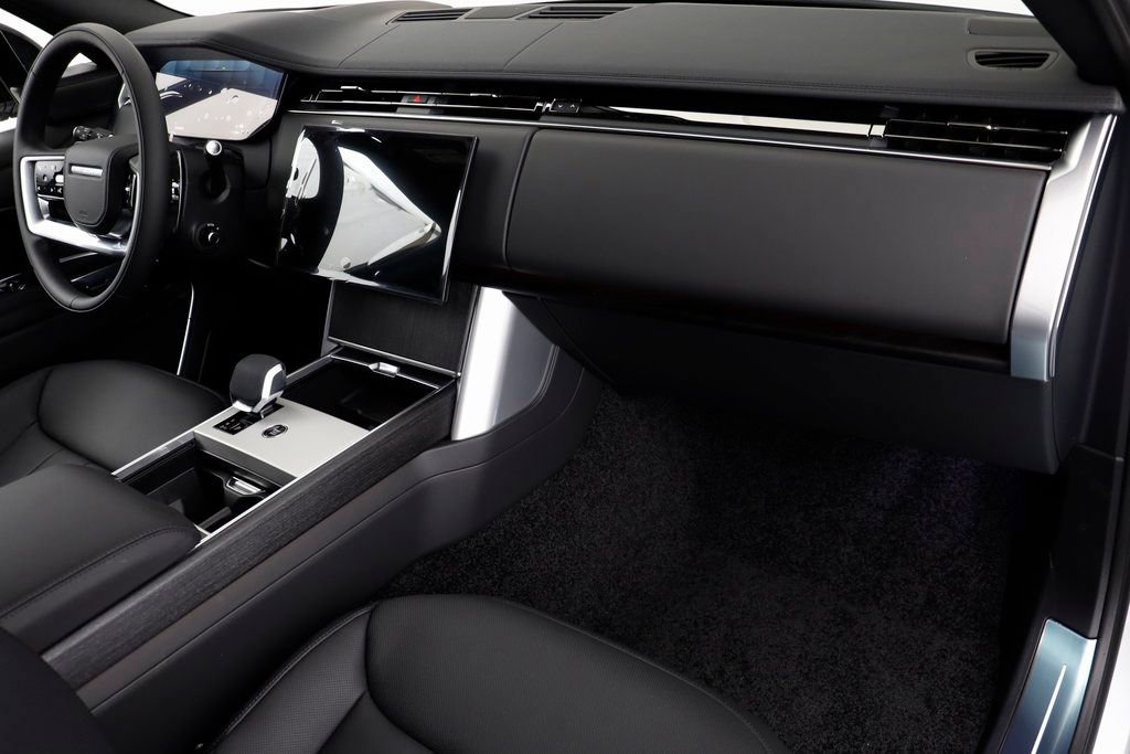 New 2025 Land Rover Range Rover Long Wheelbase SE image 18