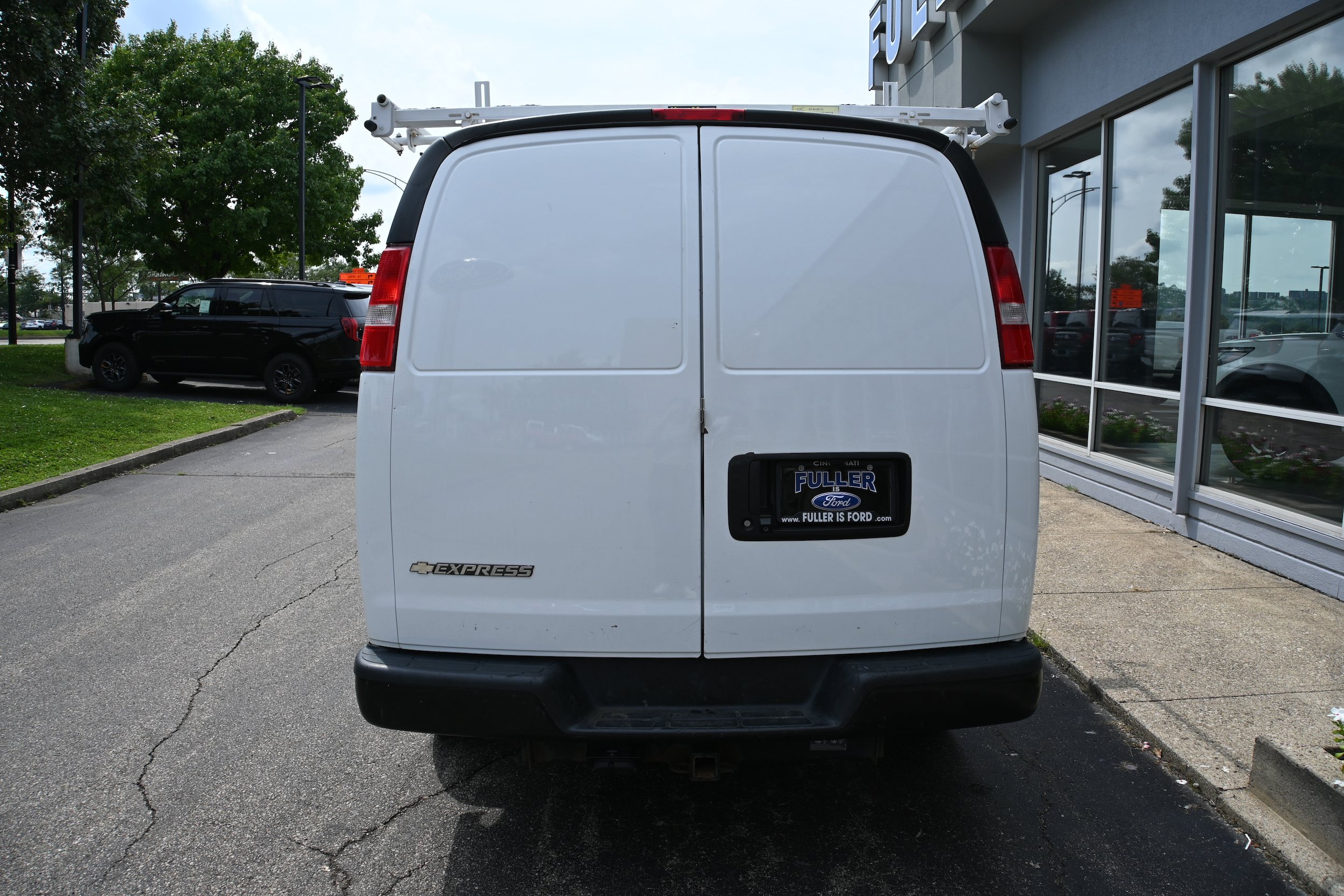Used 2020 Chevrolet Express 2500 w/ Driver Convenience Package RWD image 4