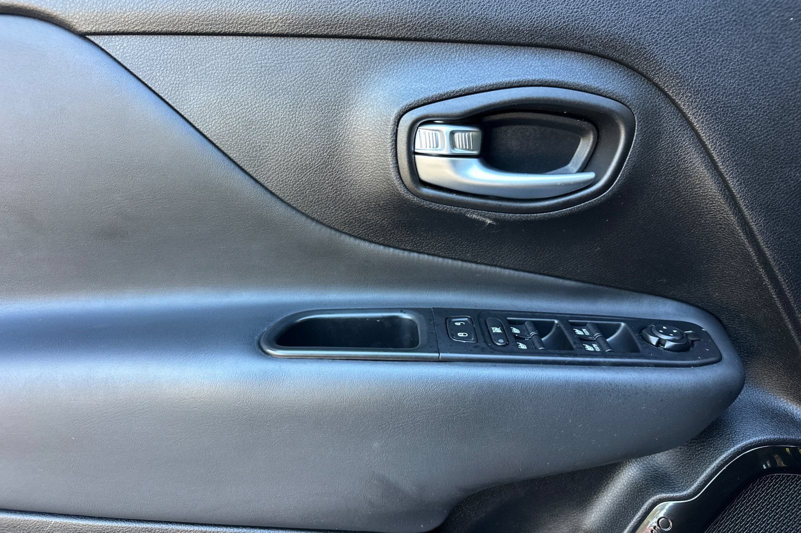 Used 2018 Jeep Renegade Altitude w/ UConnect 8.4 Nav Group AWD/4WD image 11