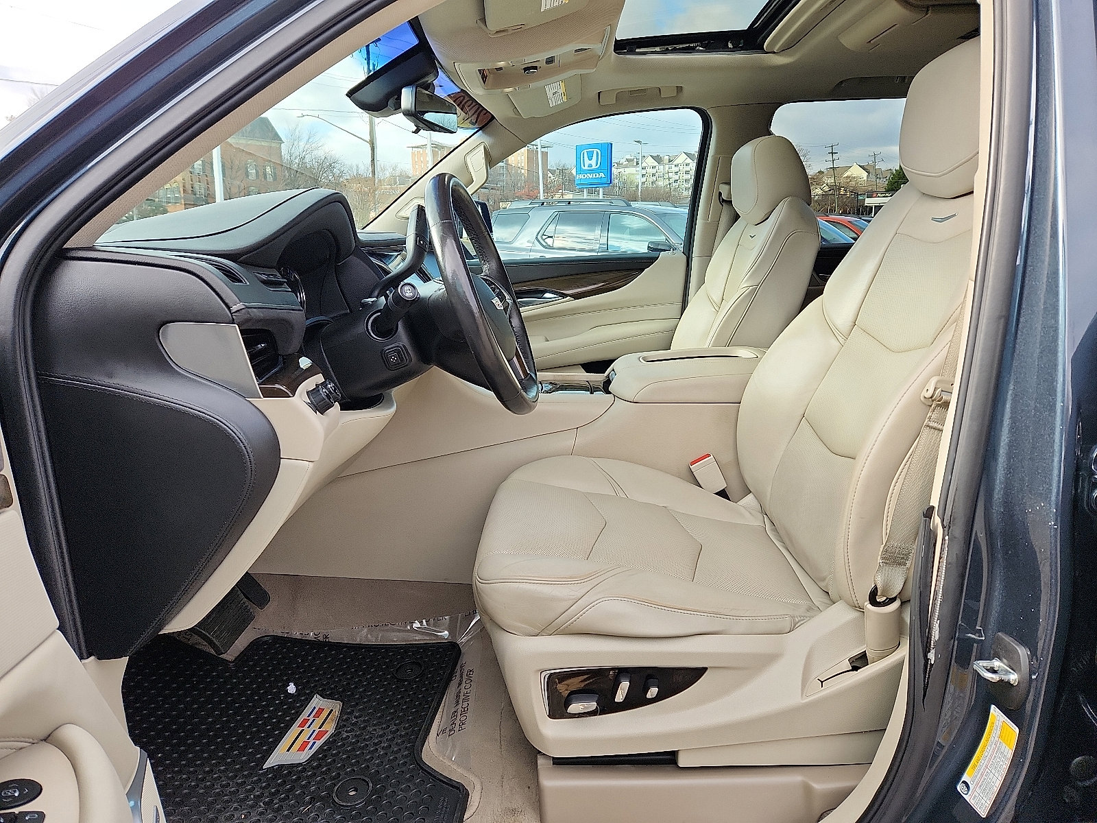 Used 2020 Cadillac Escalade Premium Luxury image 17