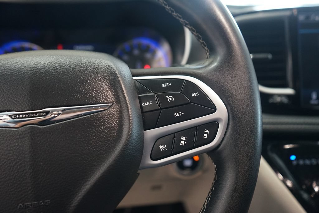 Used 2023 Chrysler Pacifica Touring-L AWD/4WD image 33