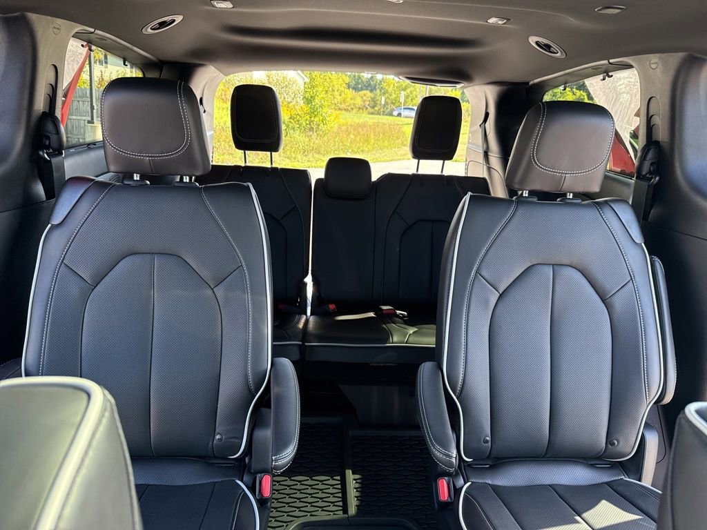 New 2026 Chrysler Pacifica Limited w/ Uconnect Theater Family Group image 15