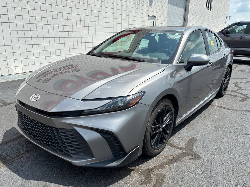 Used 2025 Toyota Camry SE FWD image 1