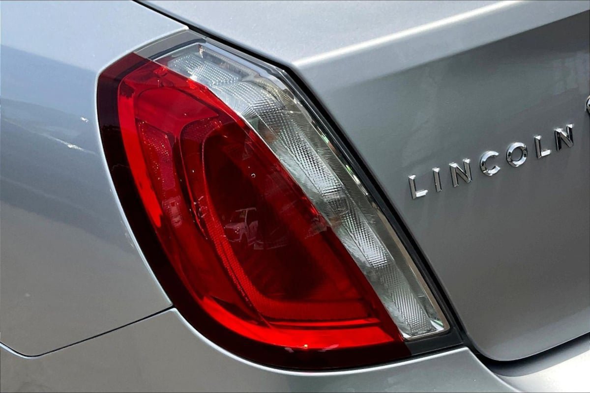 Used 2010 Lincoln MKS FWD image 21