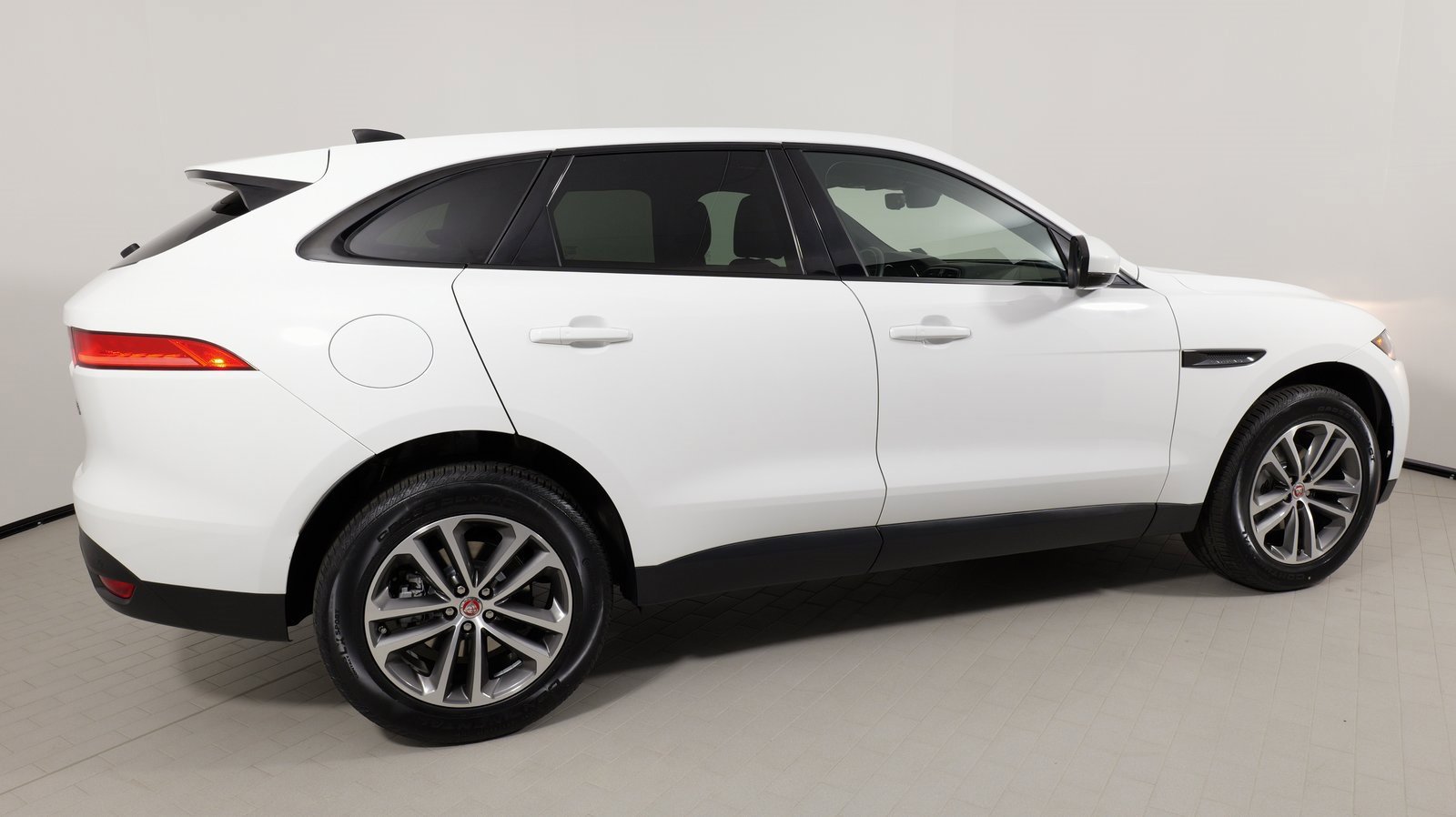 Used 2020 Jaguar F-PACE Premium image 21