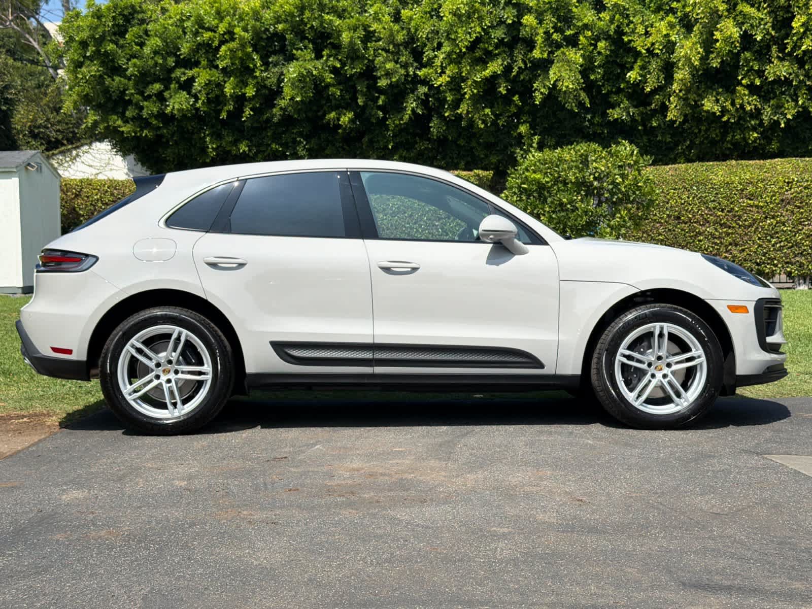 Certified 2025 Porsche Macan AWD/4WD image 9