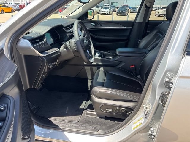 Used 2023 Jeep Grand Cherokee L Limited AWD/4WD image 19