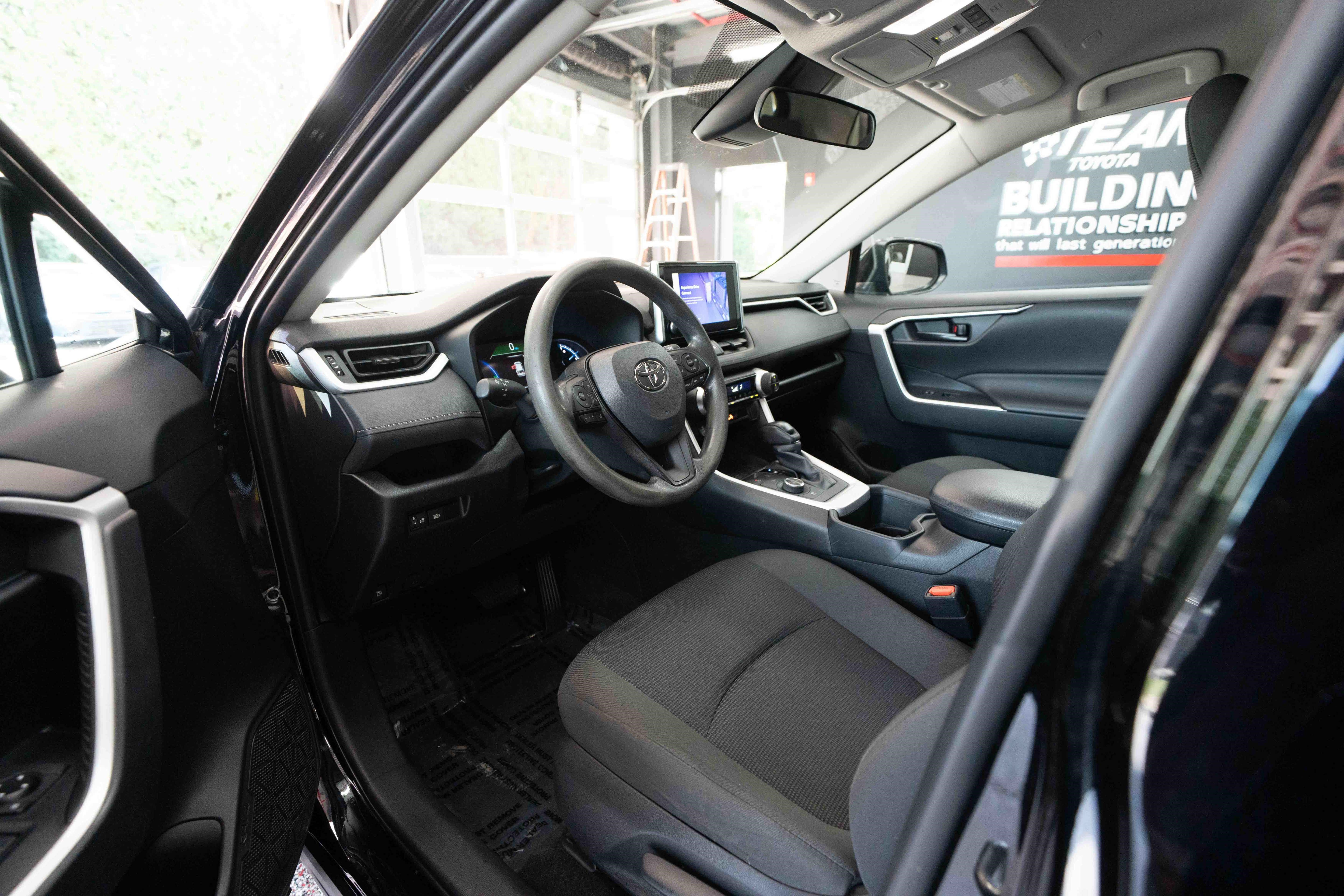 Used 2023 Toyota RAV4 LE AWD/4WD image 8