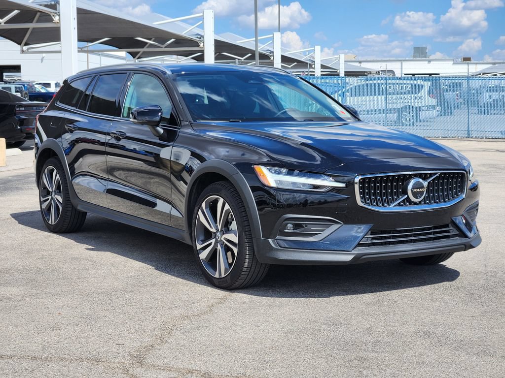 Used 2025 Volvo V60 B5 Cross Country Plus AWD/4WD image 3