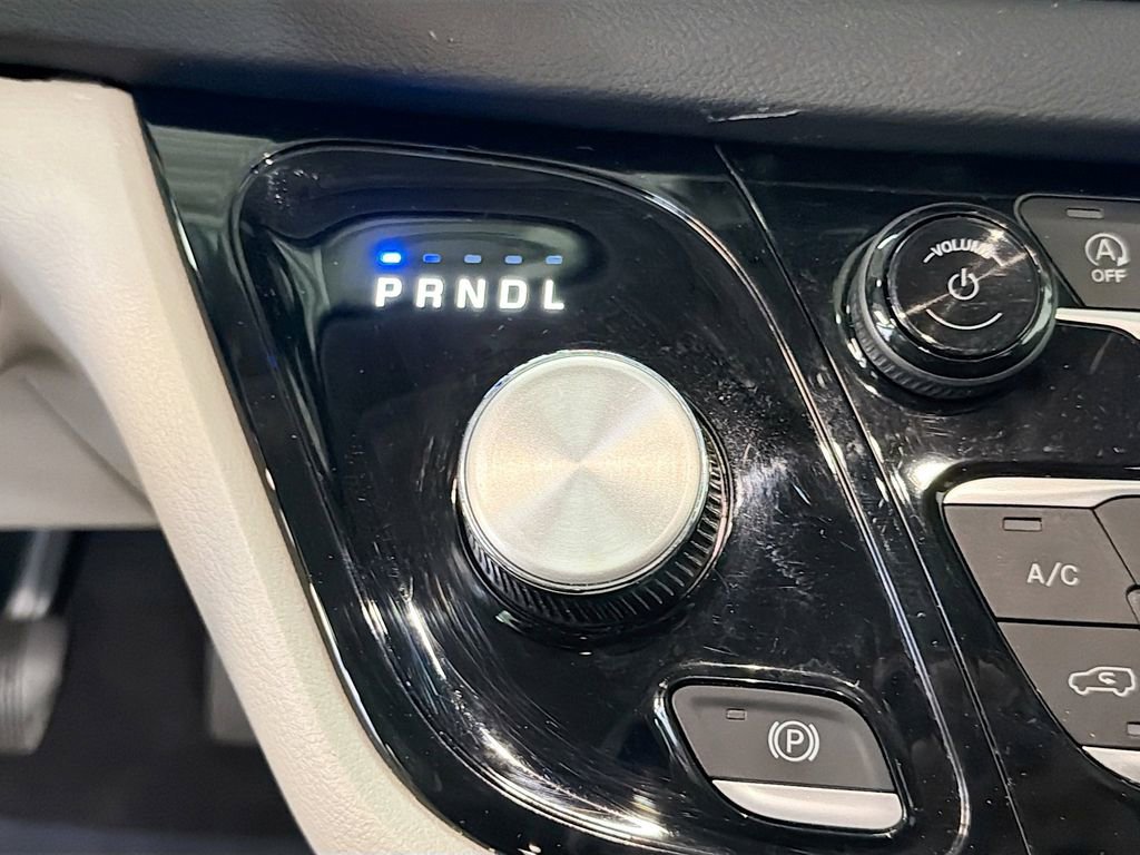 Used 2023 Chrysler Voyager LX image 15