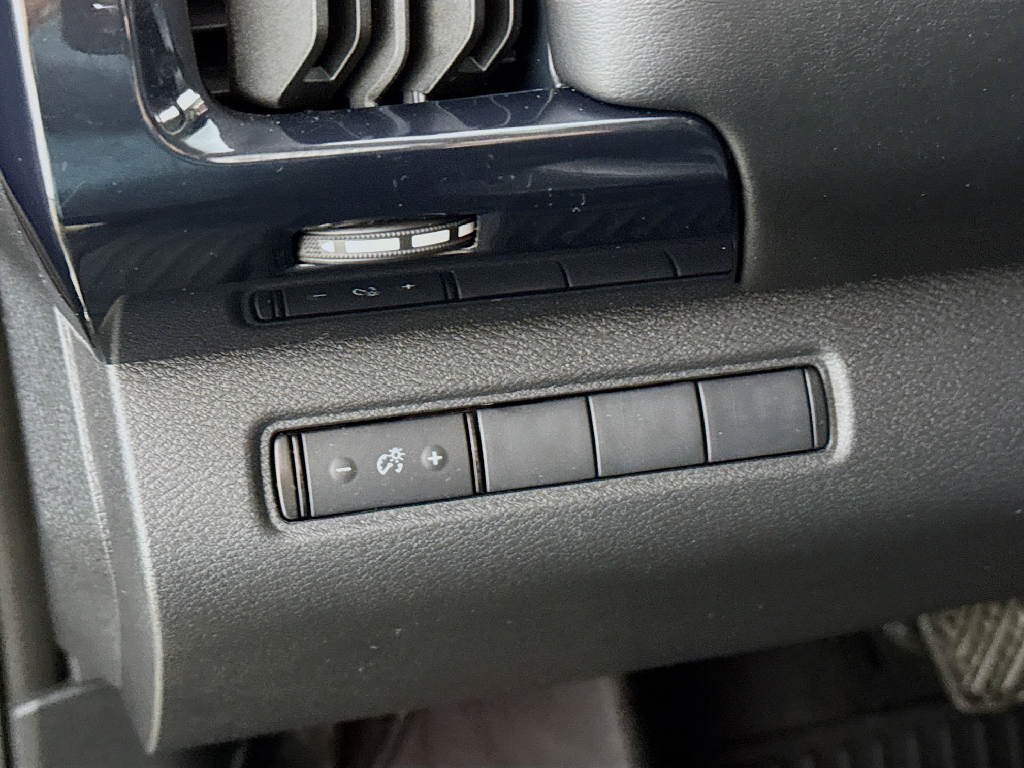 Used 2025 Nissan Pathfinder S AWD/4WD image 12