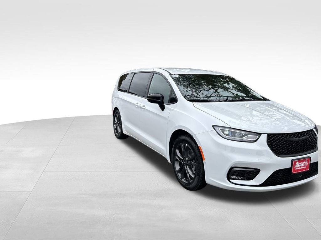 New 2026 Chrysler Pacifica Select image 8