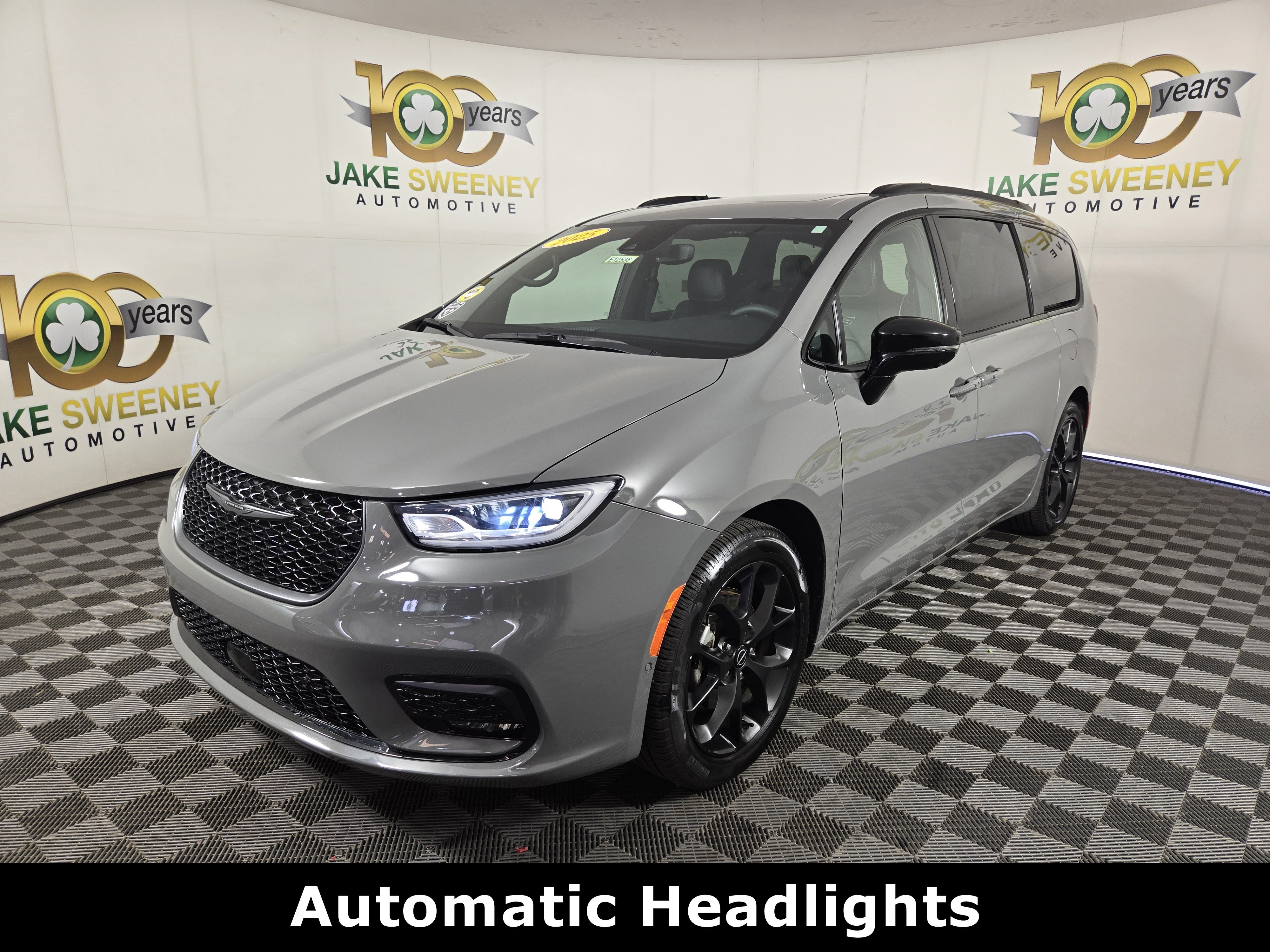 Used 2025 Chrysler Pacifica Limited FWD image 4