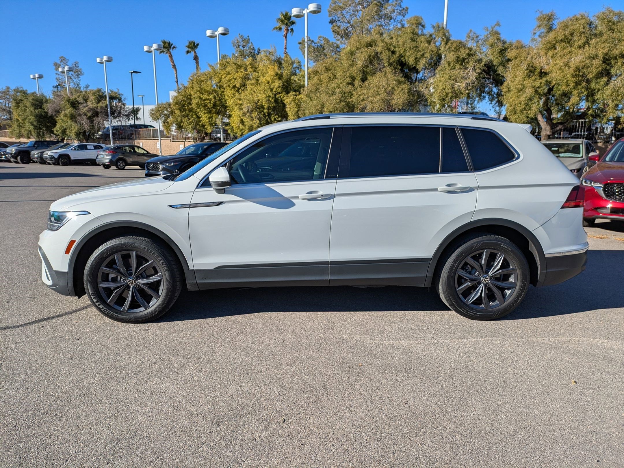 Used 2022 Volkswagen Tiguan SE image 2