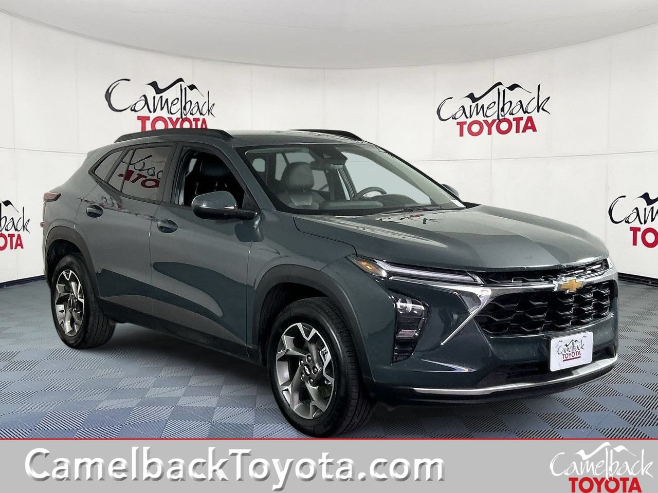 Used 2025 Chevrolet Trax LT FWD image 1