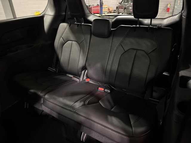 New 2027 Chrysler Pacifica Select w/ Family Tech Group AWD/4WD image 26
