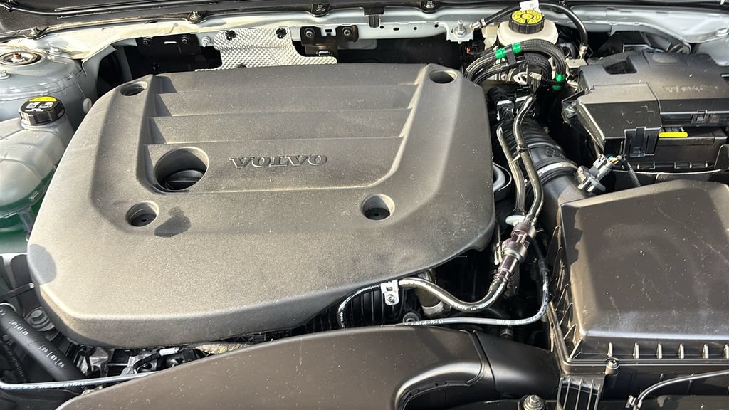 Certified 2025 Volvo XC40 B5 Plus AWD/4WD image 32