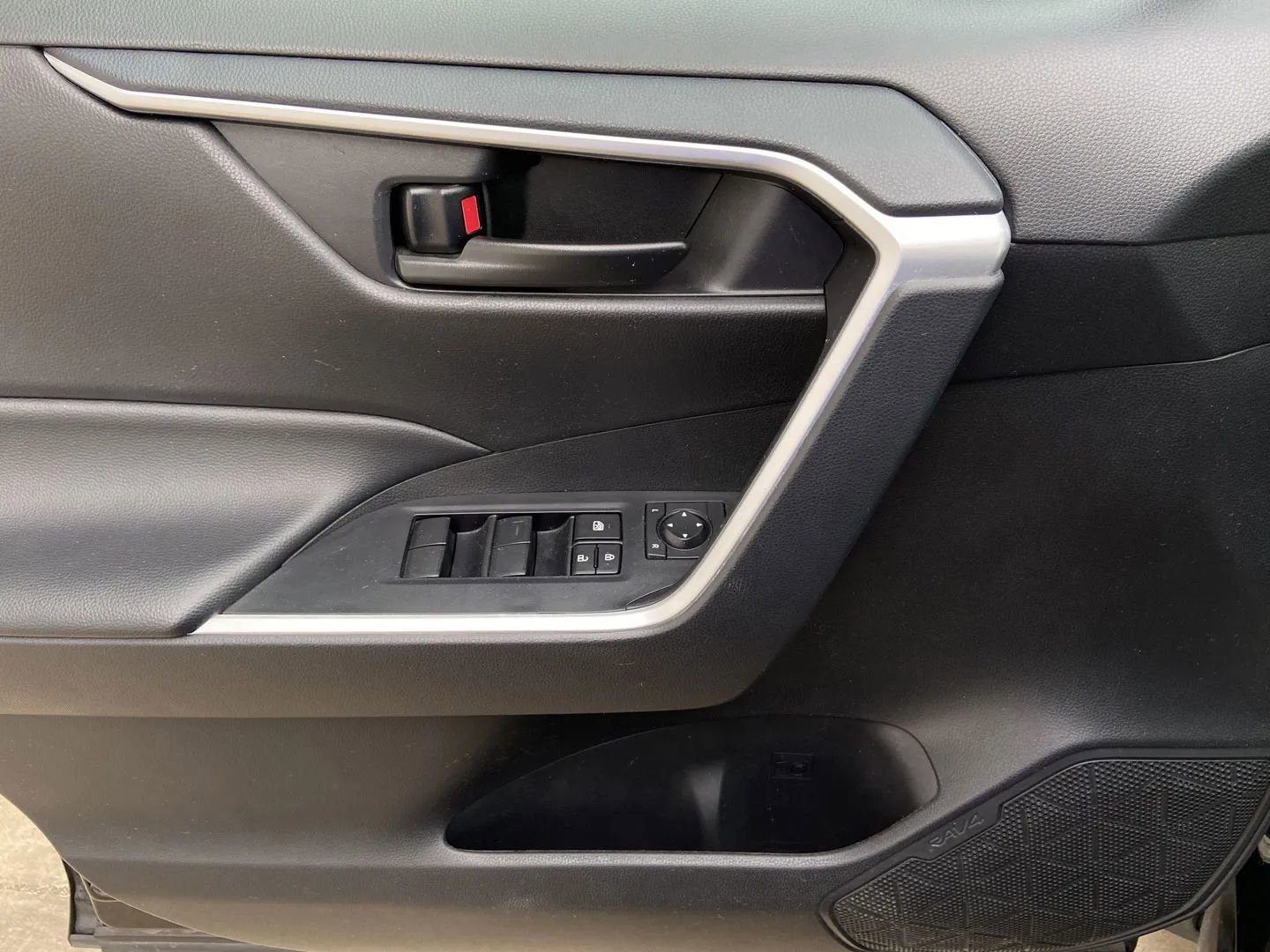 Used 2024 Toyota RAV4 LE AWD/4WD image 8