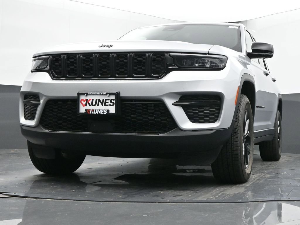 Used 2024 Jeep Grand Cherokee Altitude image 46