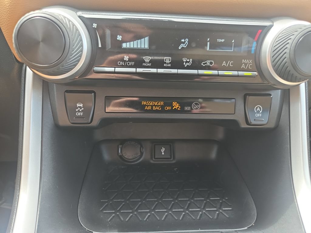 Used 2022 Toyota RAV4 LE AWD/4WD image 23