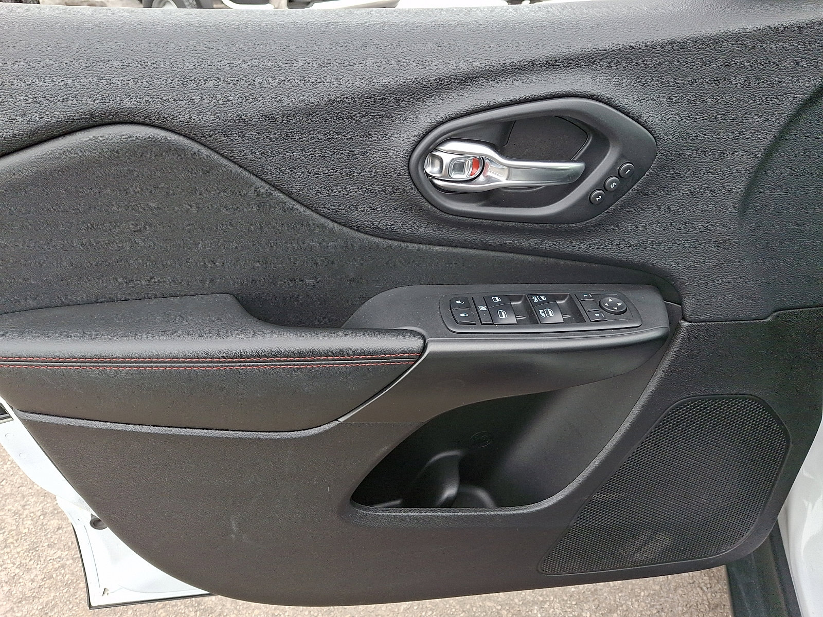 Certified 2019 Jeep Cherokee Trailhawk image 14