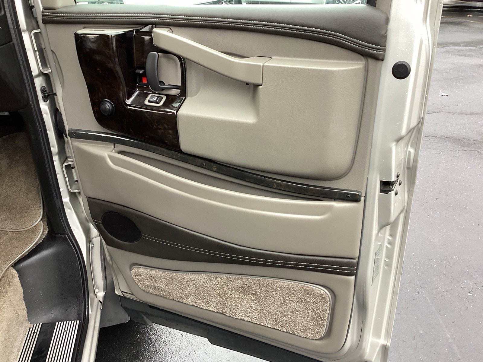 Used 2018 Chevrolet Express 2500 w/ Enhanced Convenience Package image 25