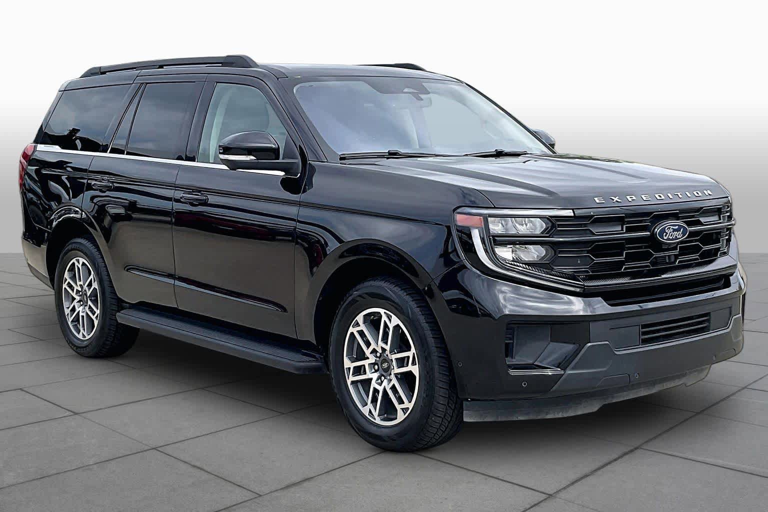 Used 2025 Ford Expedition Active AWD/4WD image 3