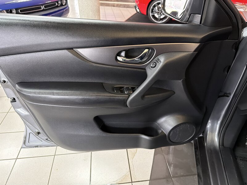 Used 2016 Nissan Rogue S FWD image 17