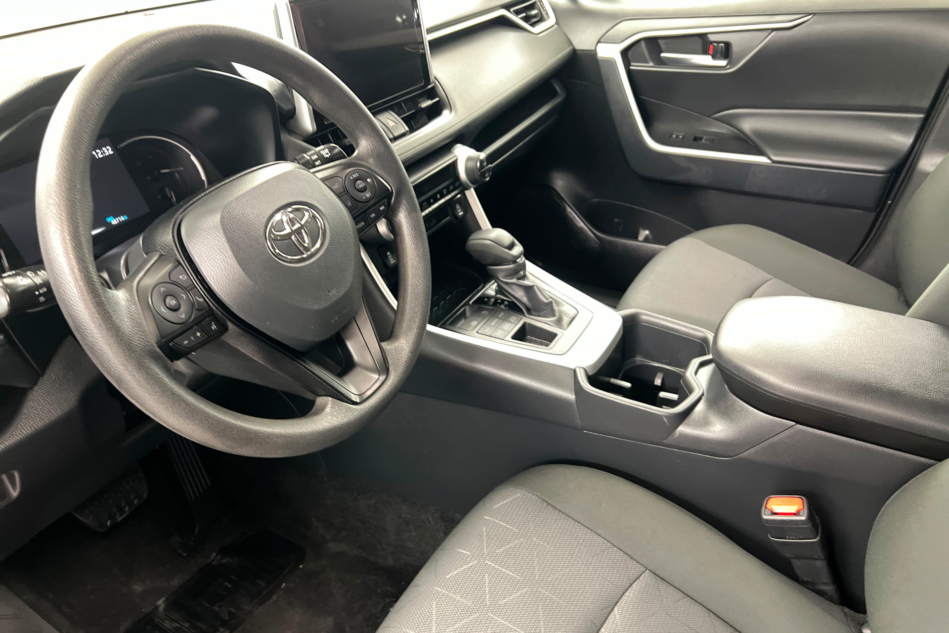 Used 2025 Toyota RAV4 XLE AWD/4WD image 15