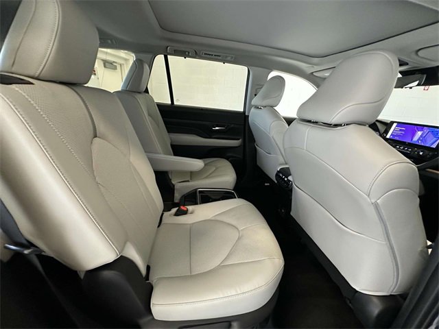 Used 2024 Toyota Grand Highlander AWD image 16