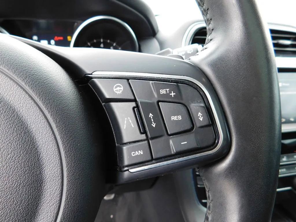 Used 2019 Jaguar F-PACE Premium image 21