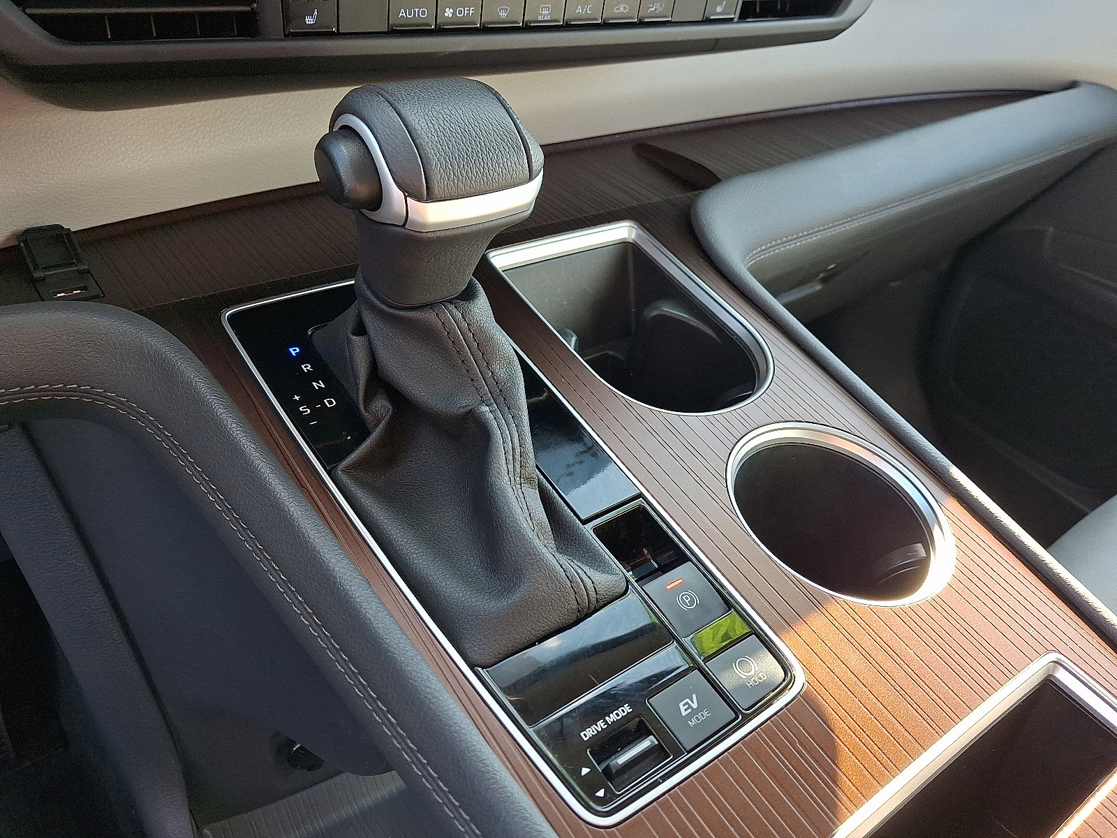 Certified 2024 Toyota Sienna XLE image 16