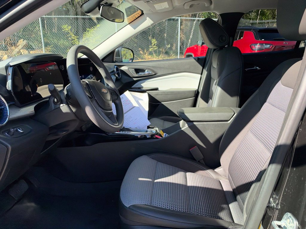 Used 2025 Chevrolet Trax LT FWD image 34