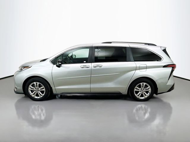 Used 2023 Toyota Sienna XSE image 4