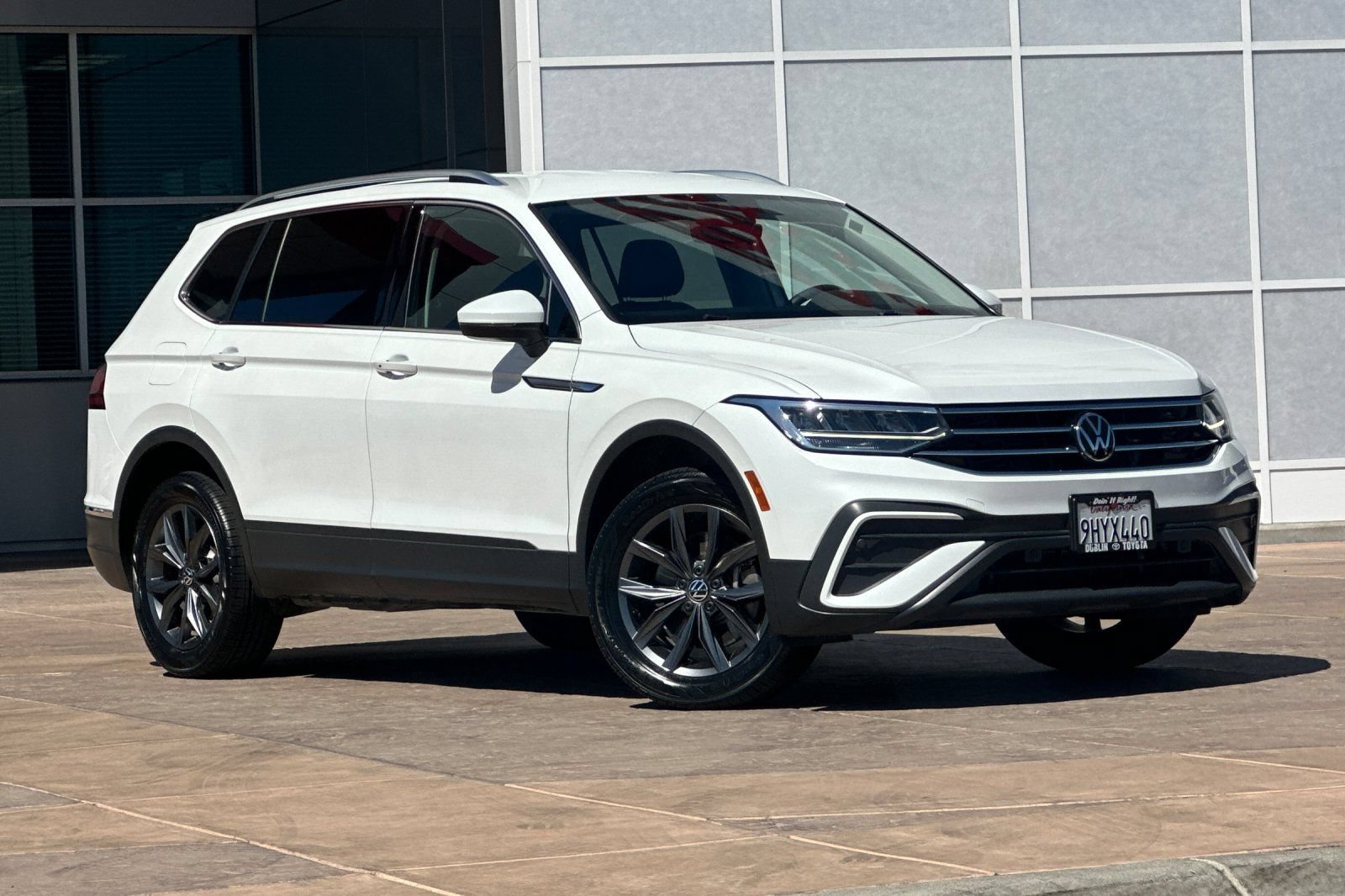 Used 2023 Volkswagen Tiguan SE FWD image 2