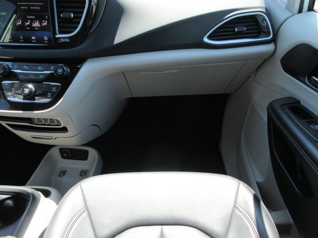 Used 2024 Chrysler Pacifica Touring-L FWD image 16