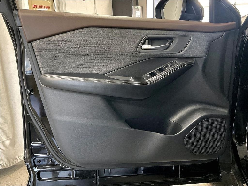 Used 2023 Nissan Rogue SV AWD/4WD image 9