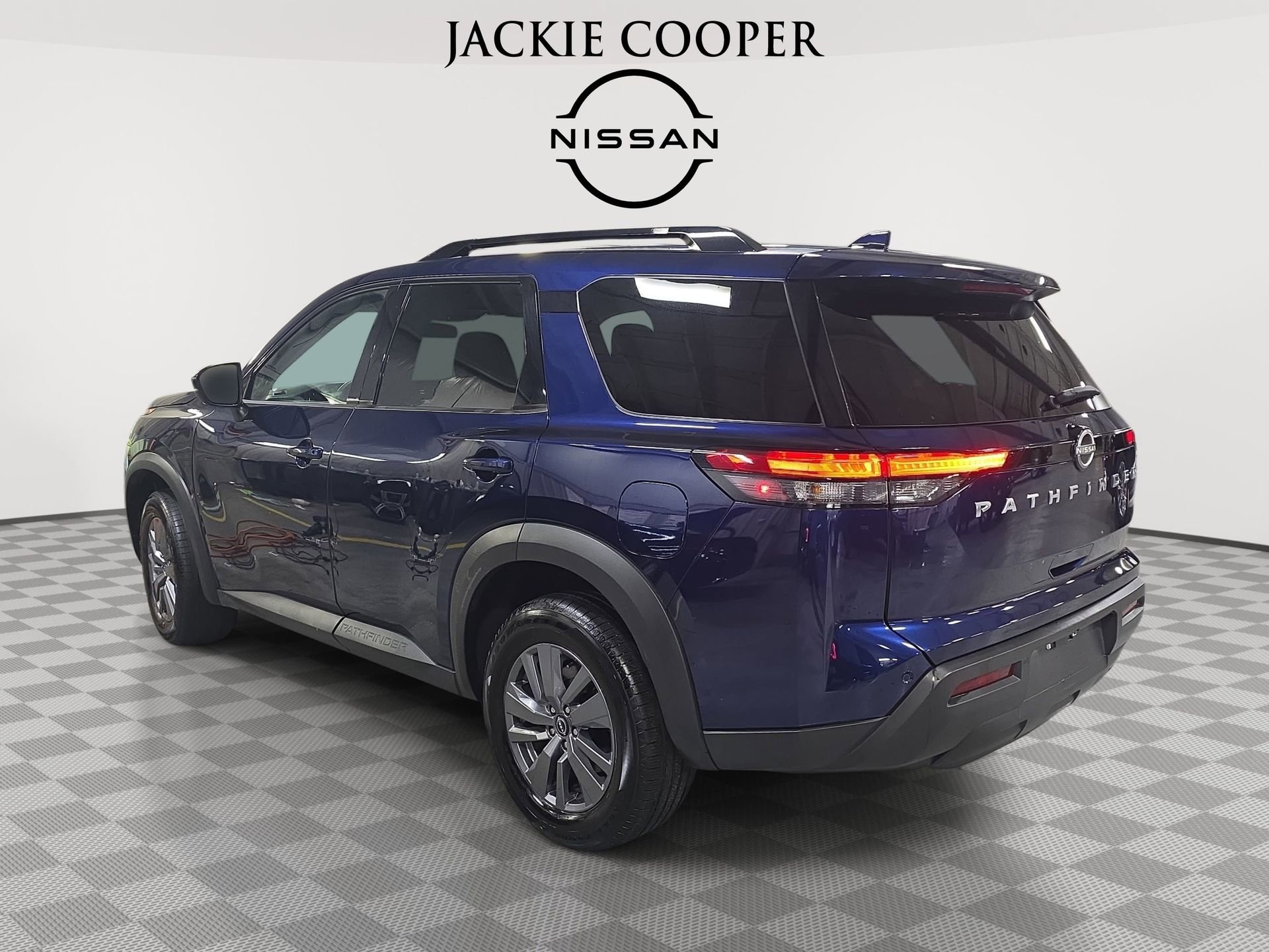 Used 2025 Nissan Pathfinder SV FWD image 7